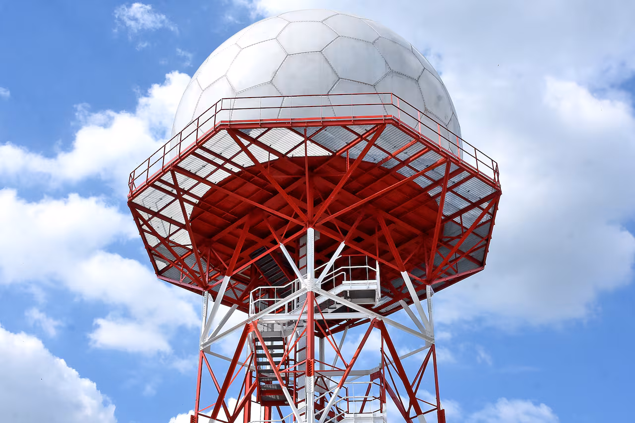 Elevador de carga y pórtico especial para montaje de radares Aerocivil